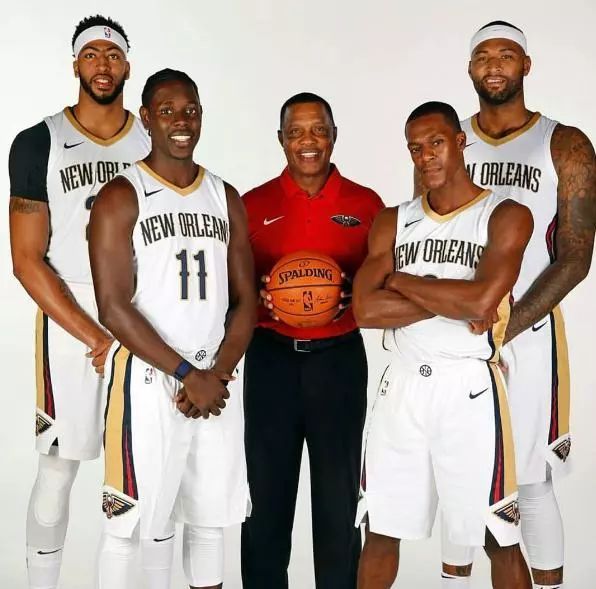  锡安右膝韧带撕裂，鹈鹕冲击季后赛蒙阴影  