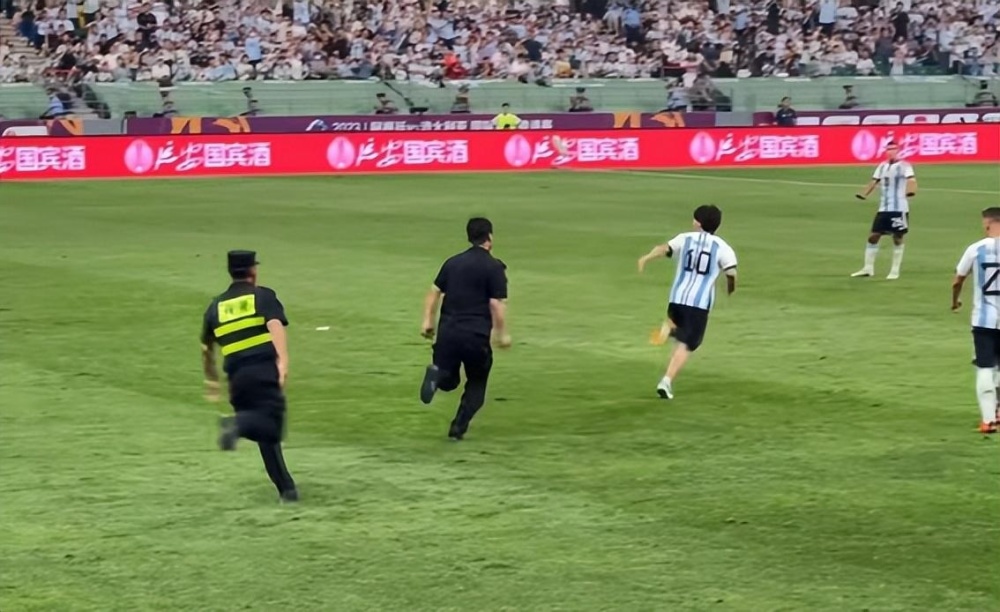  热刺争议红牌判罚赛后掀起舆论风暴  